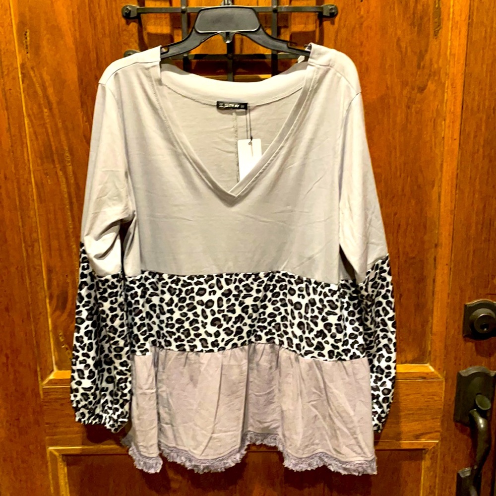 Brand New V-Neck Casual Gray Leopard Flowy Top